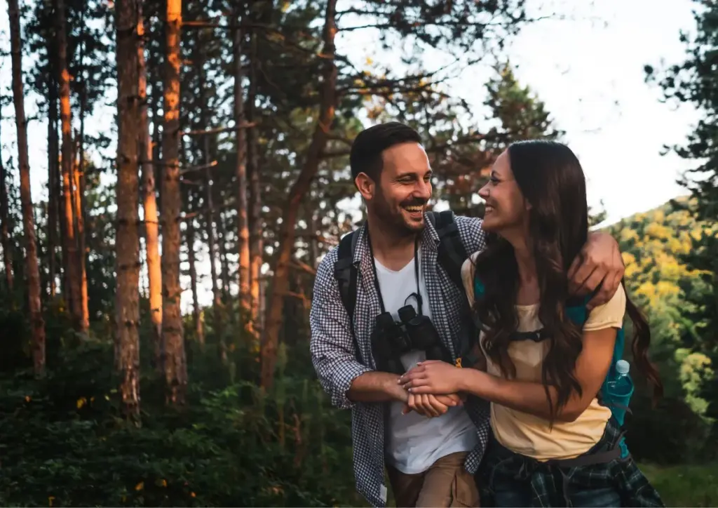 Paar beim Wandern im Wald – Naturerlebnis und gemeinsame Zeit