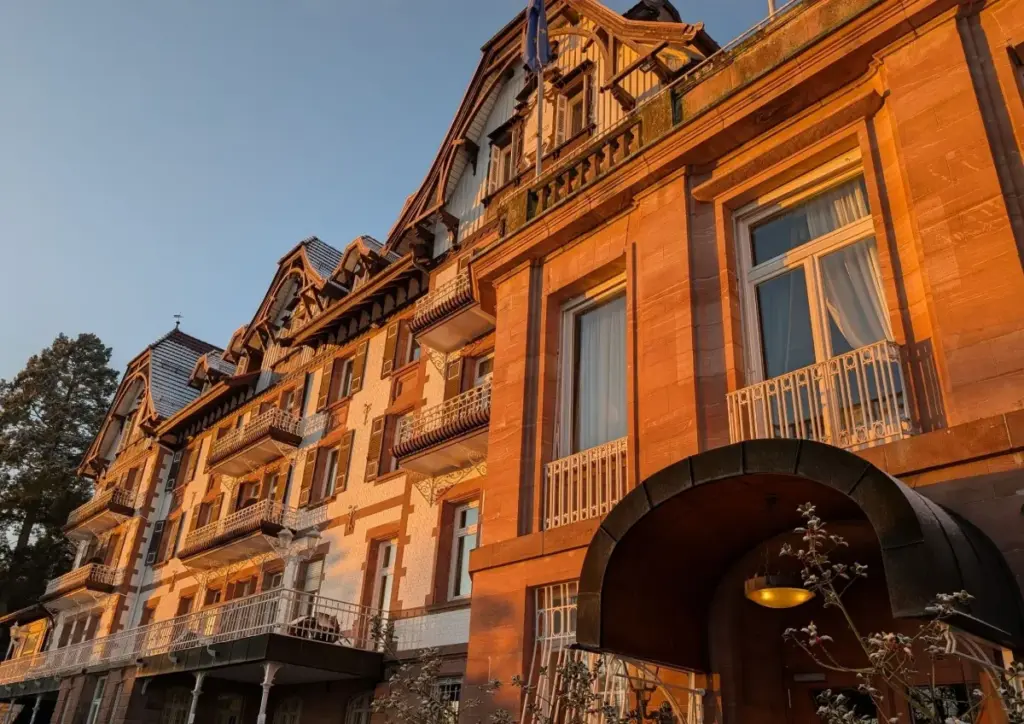 Ausenansicht des Hotels Palmenwald in Morgendämmerung