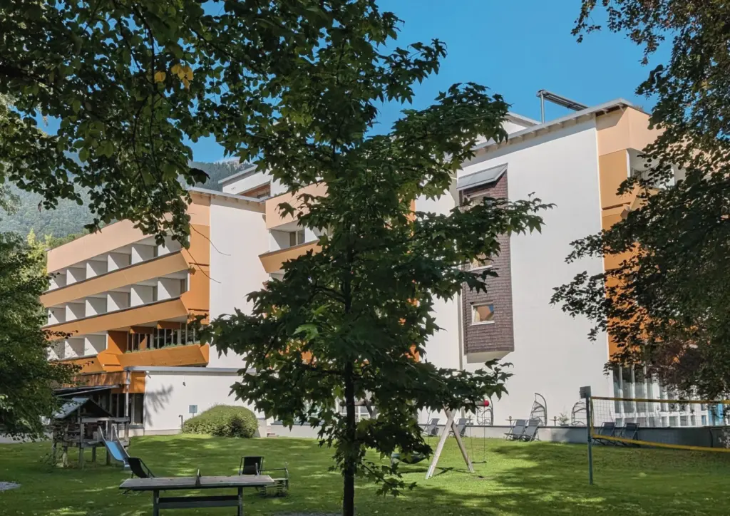 Außenansicht des Hotel Bayern Vital mit Gartenanlage und Blick in die Natur