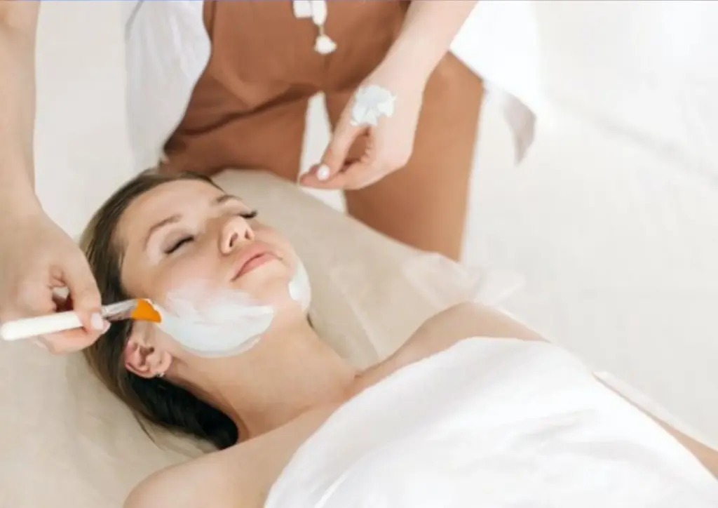 Gesichtsbehandlung im RosenSpa mit Maske und sanfter Pflege für strahlende und gepflegte Haut