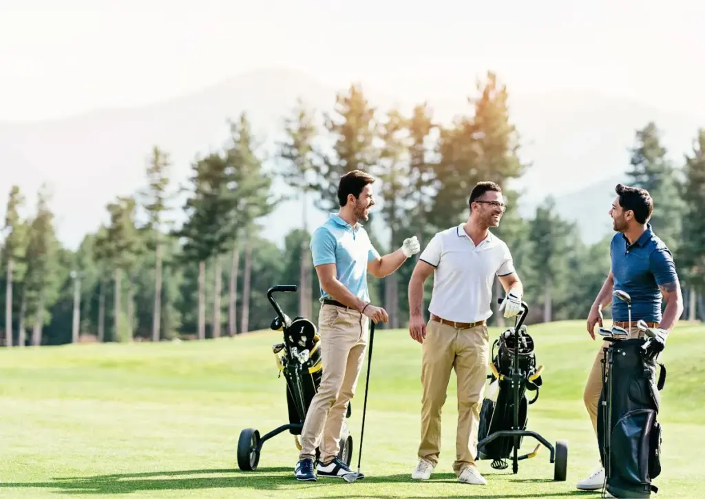 Golfspieler auf dem Grün des Golf-Clubs Freudenstadt mit Schwarzwaldlandschaft im Hintergrund
