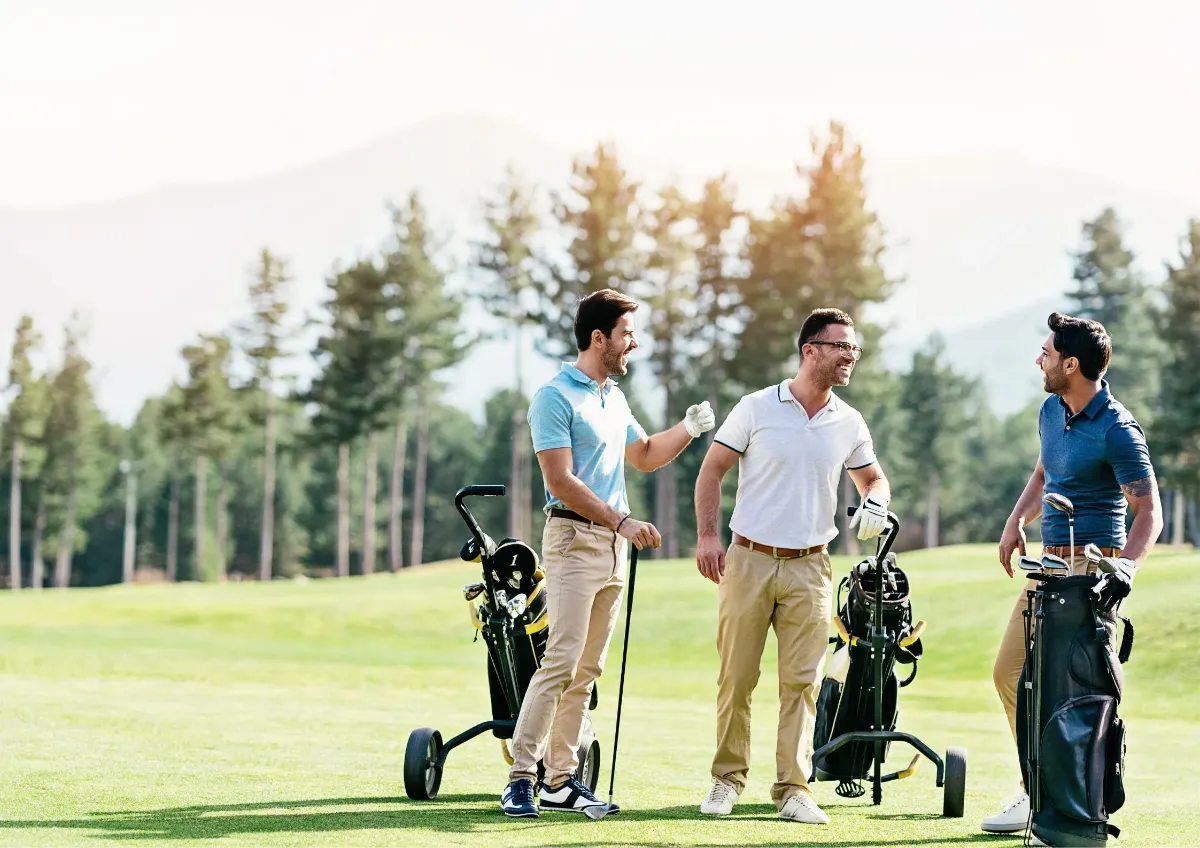 Golfspieler auf dem Grün des Golf-Clubs Freudenstadt mit Schwarzwaldlandschaft im Hintergrund