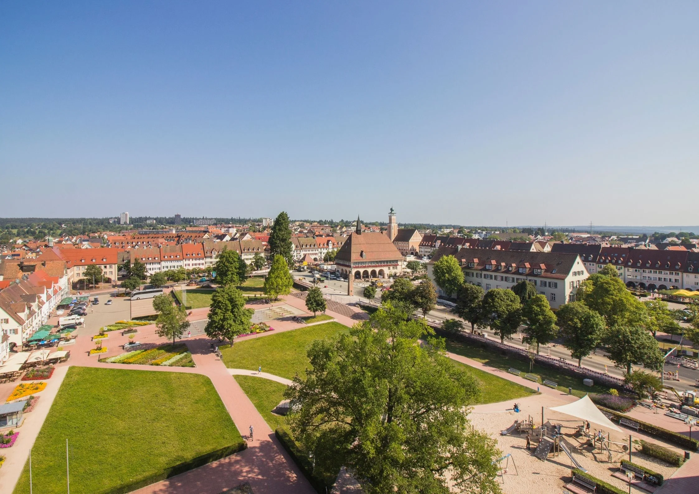 Marktplatz Freudenstadt mit Stadtkirche, weitem Platz und umliegenden Gebäuden aus der Vogelperspektive