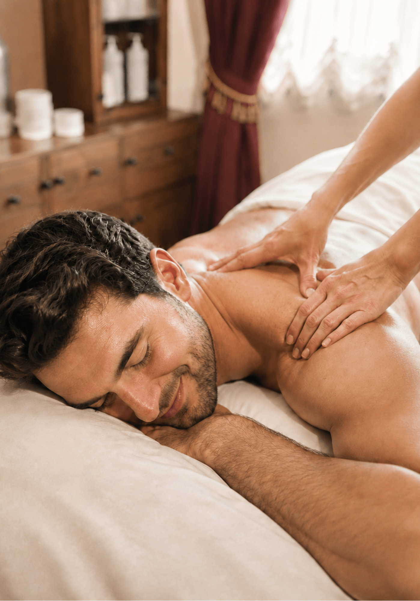 Mann bekommt eine Massage